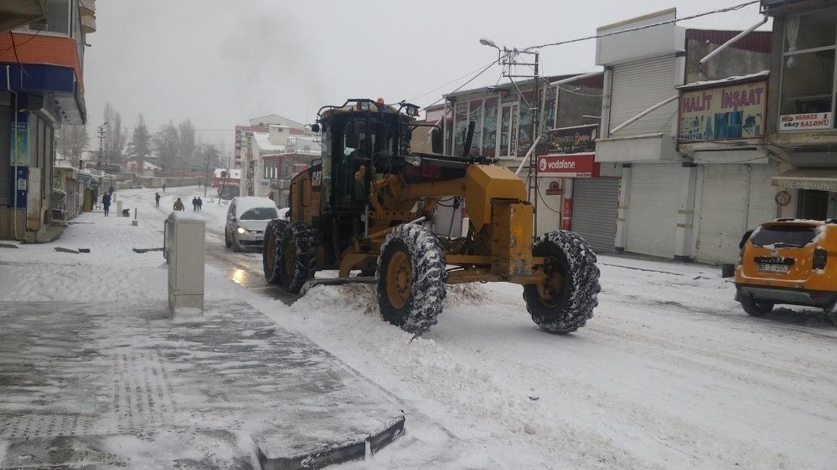 Başkale&rsquo;de karla m&uuml;cadele &ccedil;alışması