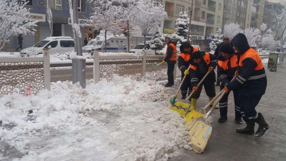Hakkari&rsquo;de karla m&uuml;cadele &ccedil;alışması