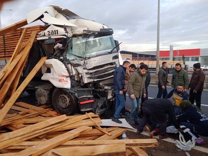 Kayseri'de tır durakta bekleyen belediye otobüsüne çarptı: 11 yaralı G4