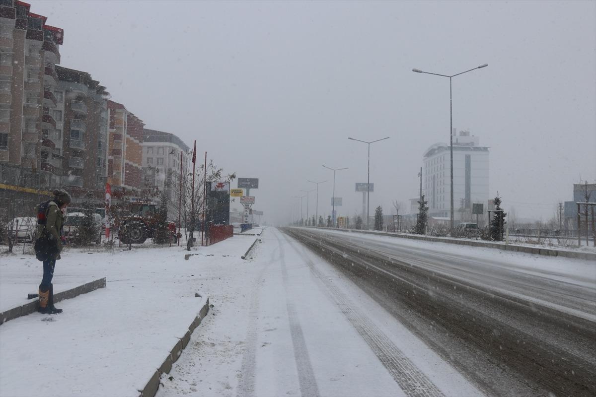 Doğu'da kar yağışı etkili oluyor