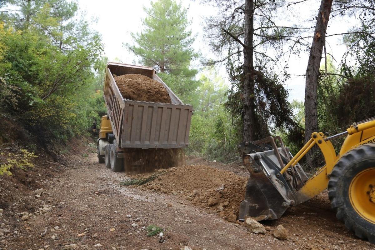 Kaş&rsquo;ta kırsal mahallelerde yol &ccedil;alışmaları