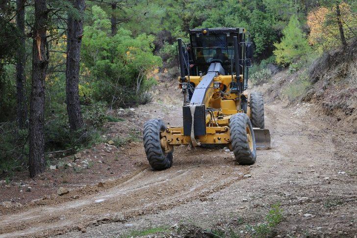 Kaş’ta kırsal mahallelerde yol çalışmaları G3
