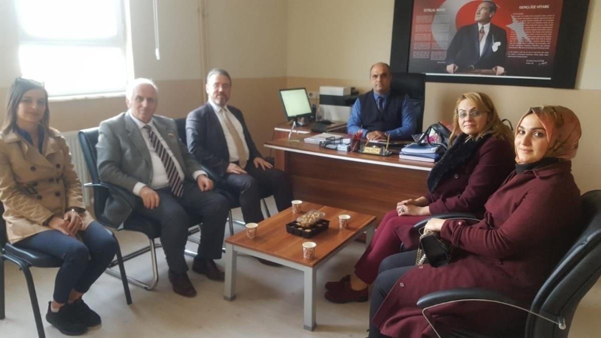 Burhaniye&rsquo;de AK Partililer okulları ziyaret etti