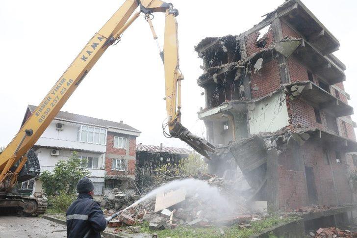 Körfez’de orta hasarlı binalar yıkılıyor G3