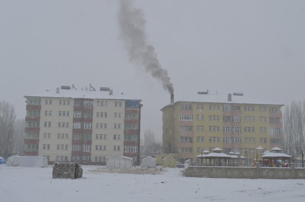 Ağrı g&uuml;ne kar yağışıyla başladı