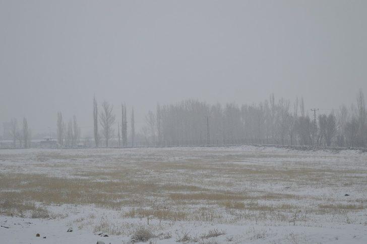 Ağrı güne kar yağışıyla başladı G3