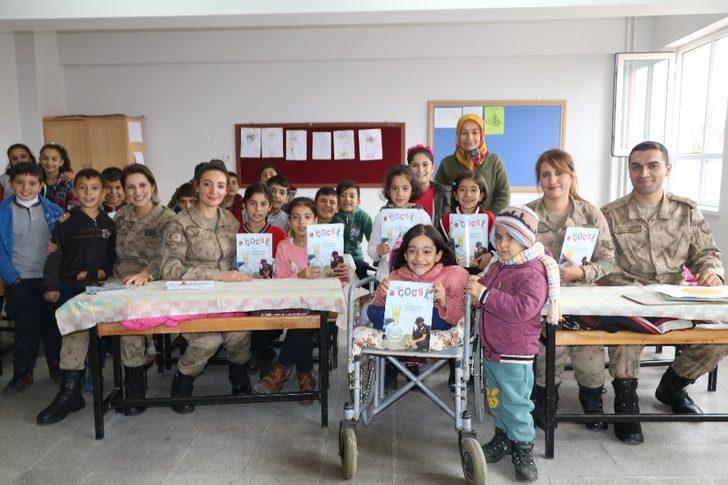 Jandarma çocuk dergisi dağıttı G1