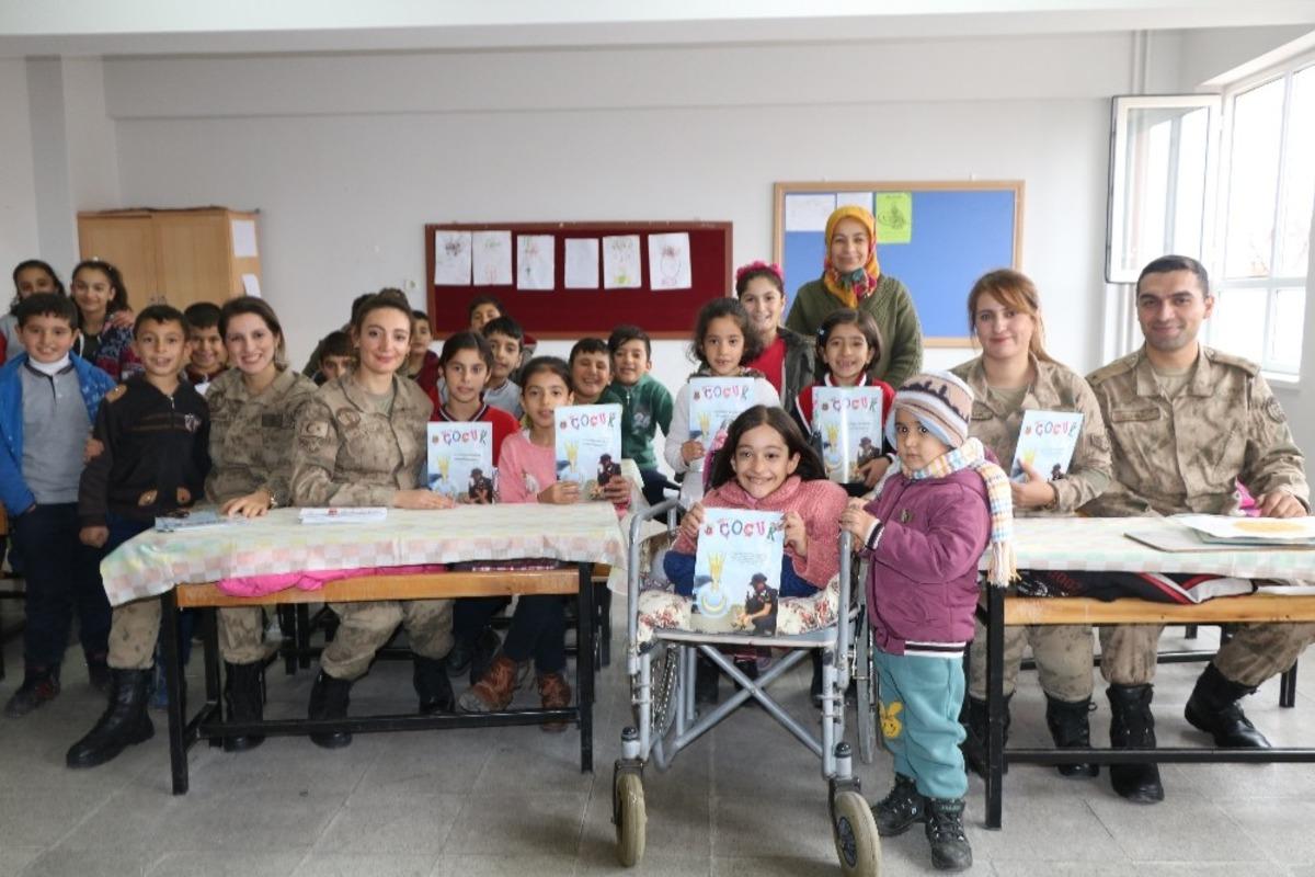 Jandarma &ccedil;ocuk dergisi dağıttı
