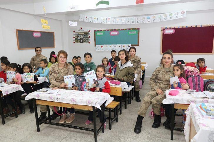 Jandarma çocuk dergisi dağıttı G2