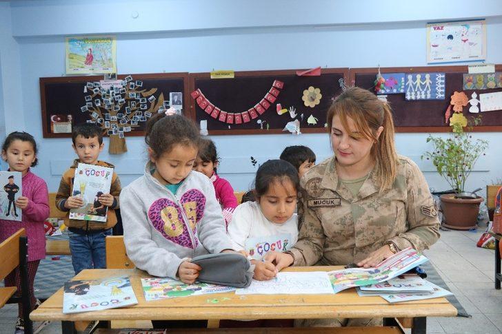 Jandarma çocuk dergisi dağıttı G3