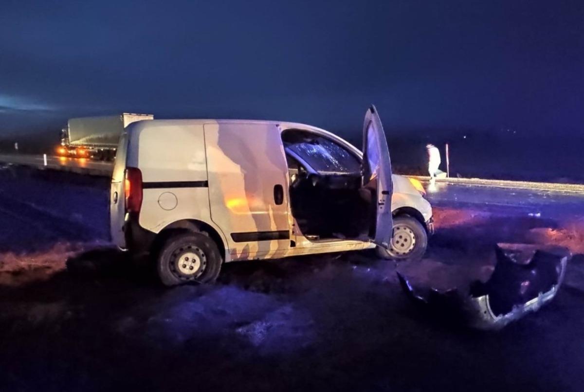 Hafif ticari ara&ccedil;la otomobil &ccedil;arpıştı: 8 yaralı