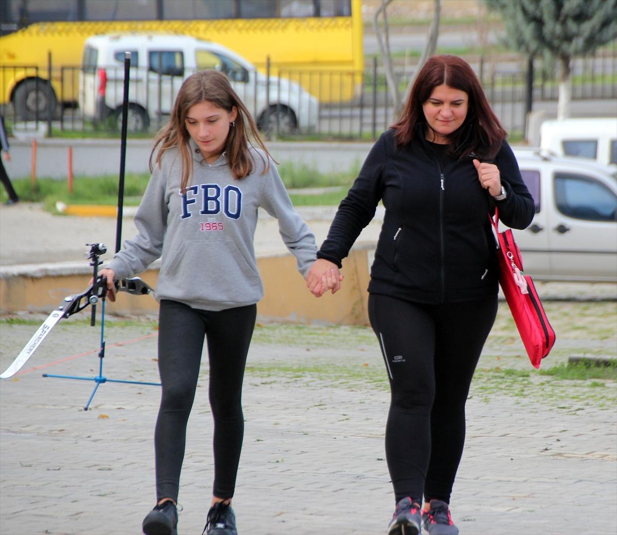 SPORCU AİLELER - Anne hakem, kızı ok&ccedil;u