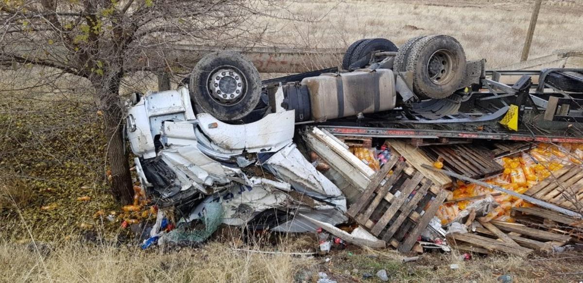 Elazığ&rsquo;da tır devrildi: 1 yaralı