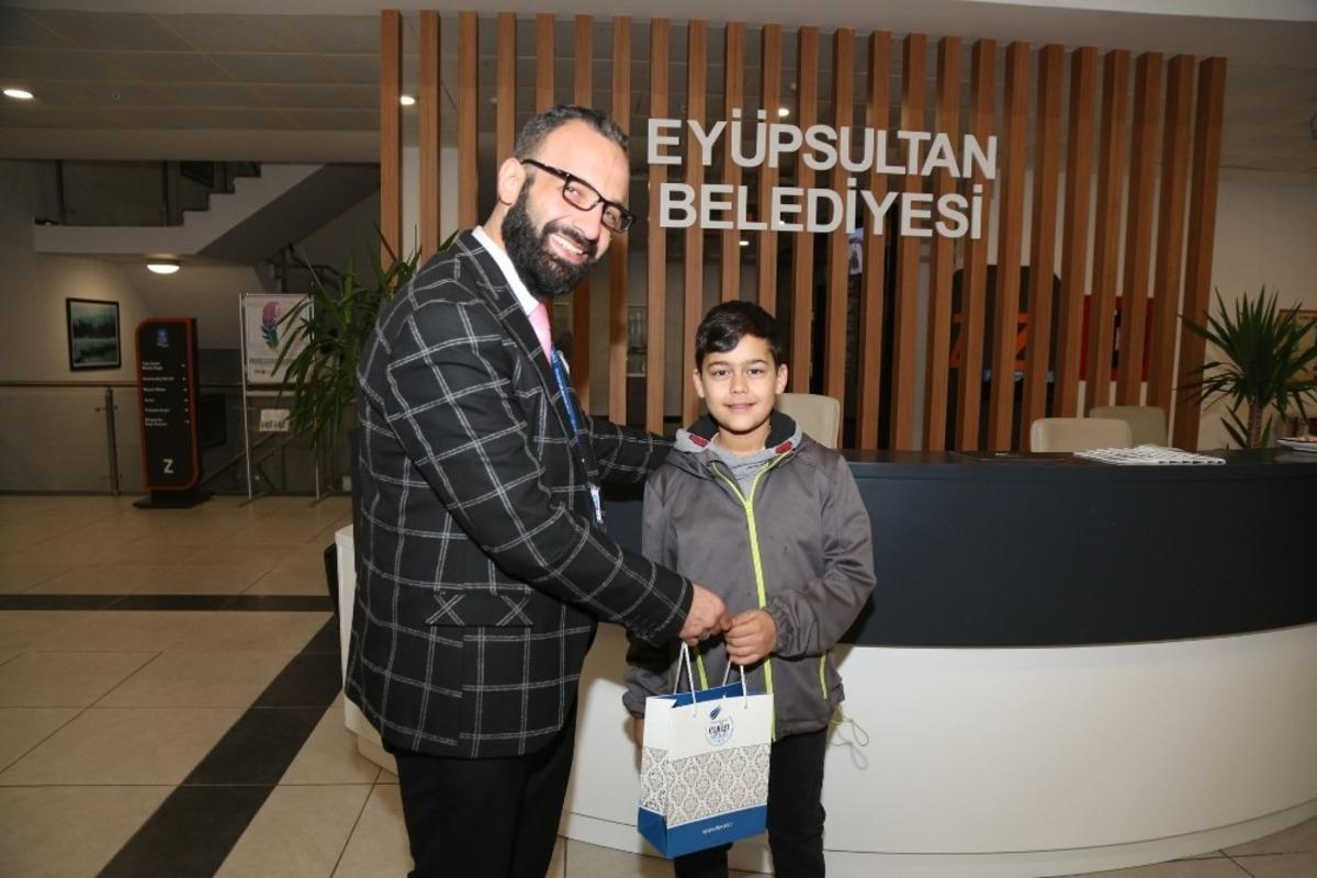 Ey&uuml;psultan Belediyesinden &ccedil;ocuklara s&uuml;rpriz kitap hediyesi