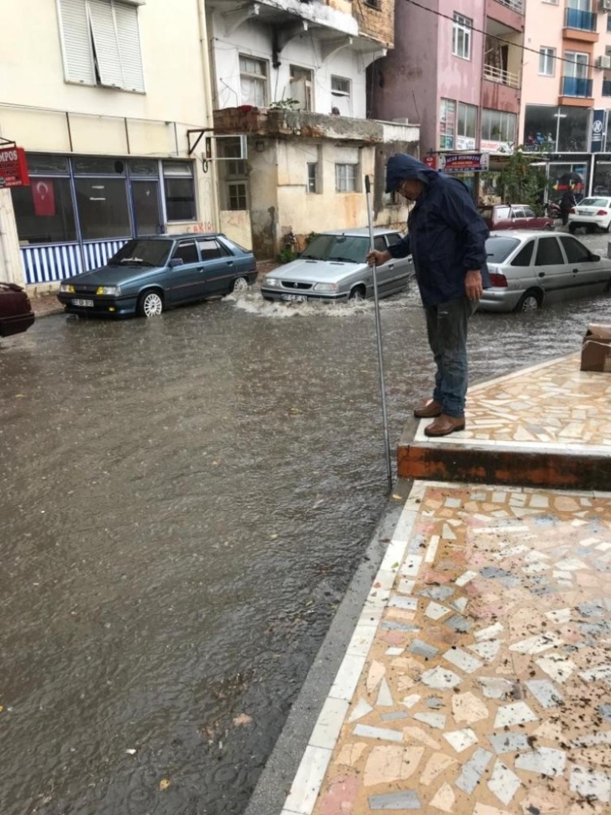 Finike&rsquo;de yağmur suyu seferberliği