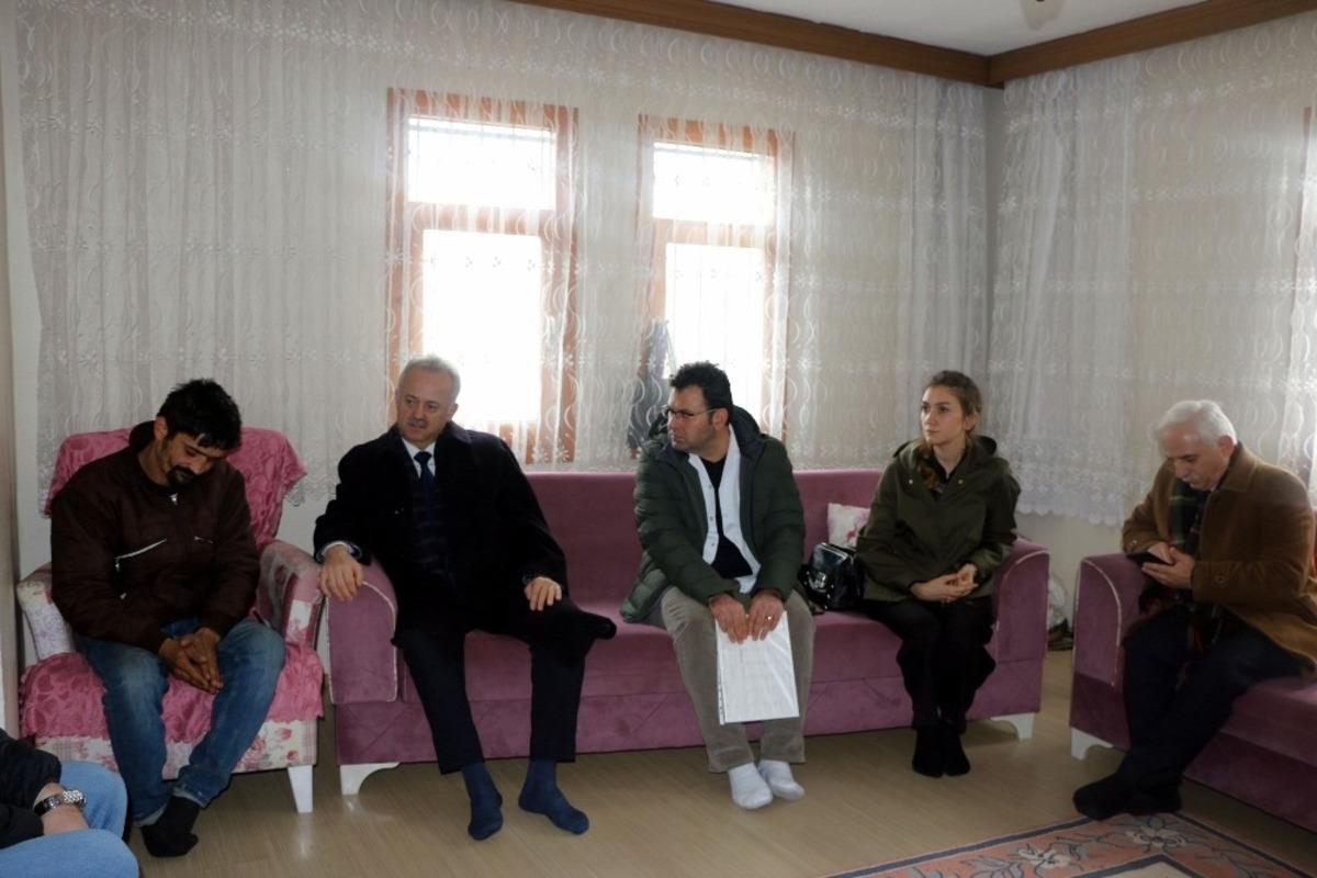 Yangında &ccedil;ocuklarını kaybeden aileye İl Sağlık M&uuml;d&uuml;r&uuml;&rsquo;nden ziyaret