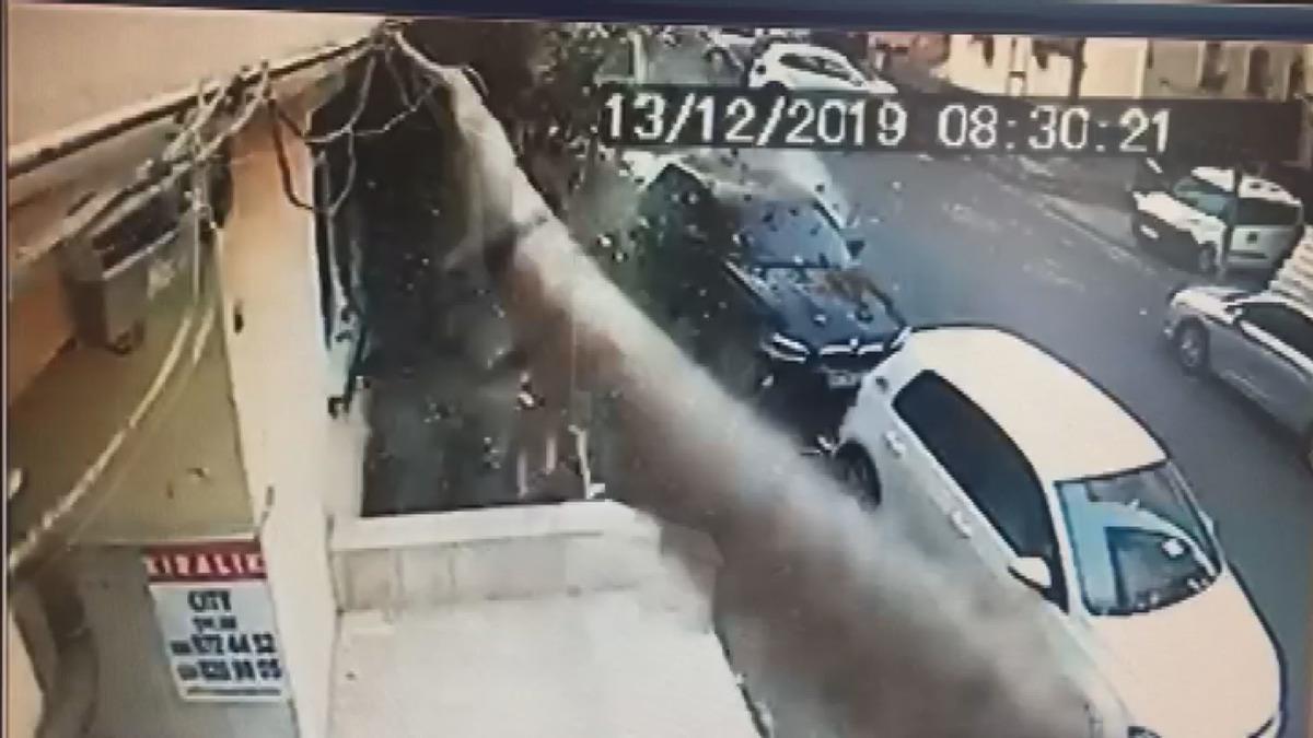 Şişli'de 6 katlı binanın &ccedil;atısındaki &ccedil;&ouml;kme anı kamerada