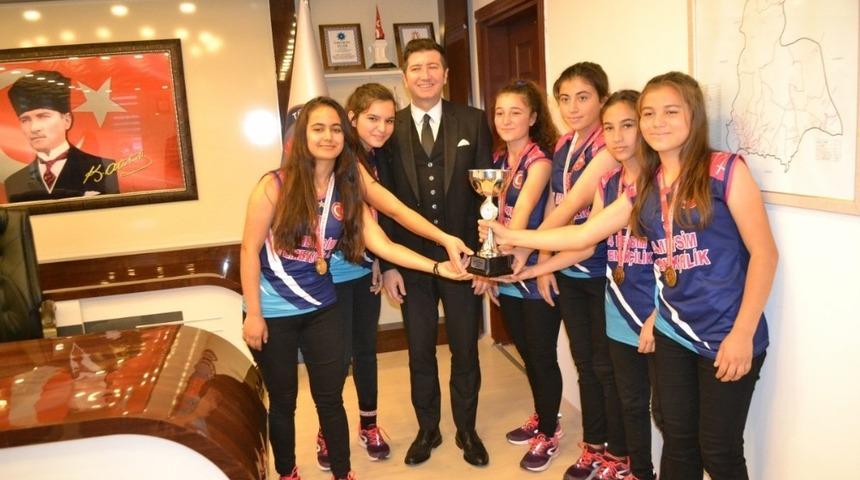 Kaymakam Yalçın, il birincisi sporcuları kabul etti