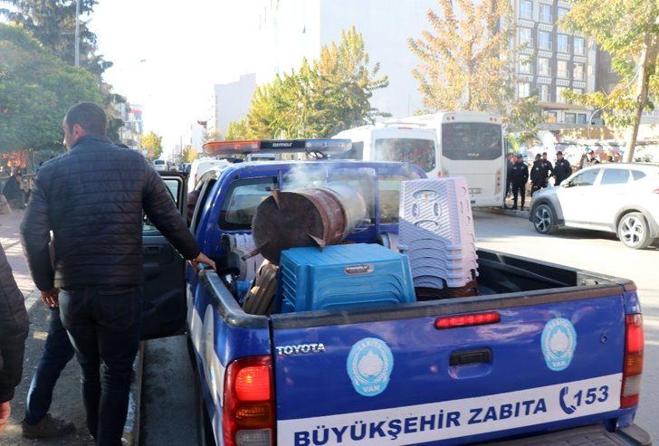 Van Büyükşehir Belediyesi zabıtası seyyara geçit vermiyor G2