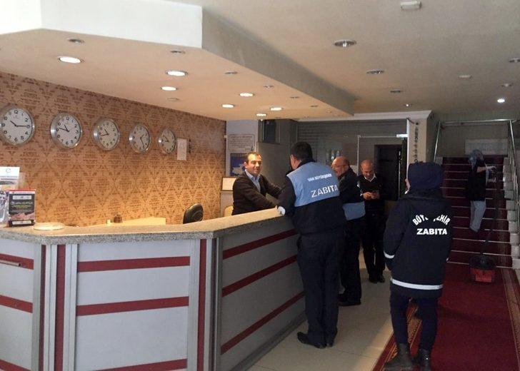 Van Büyükşehir Belediyesi zabıtası seyyara geçit vermiyor G3