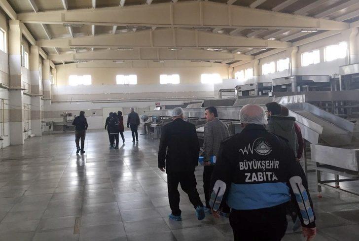 Van Büyükşehir Belediyesi zabıtası seyyara geçit vermiyor G4