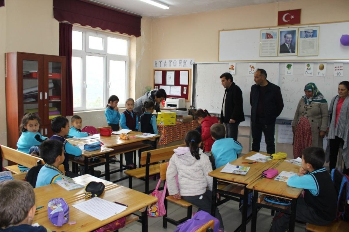 Hayırsever işadamından &ouml;ğrencilere ayakkabı desteği