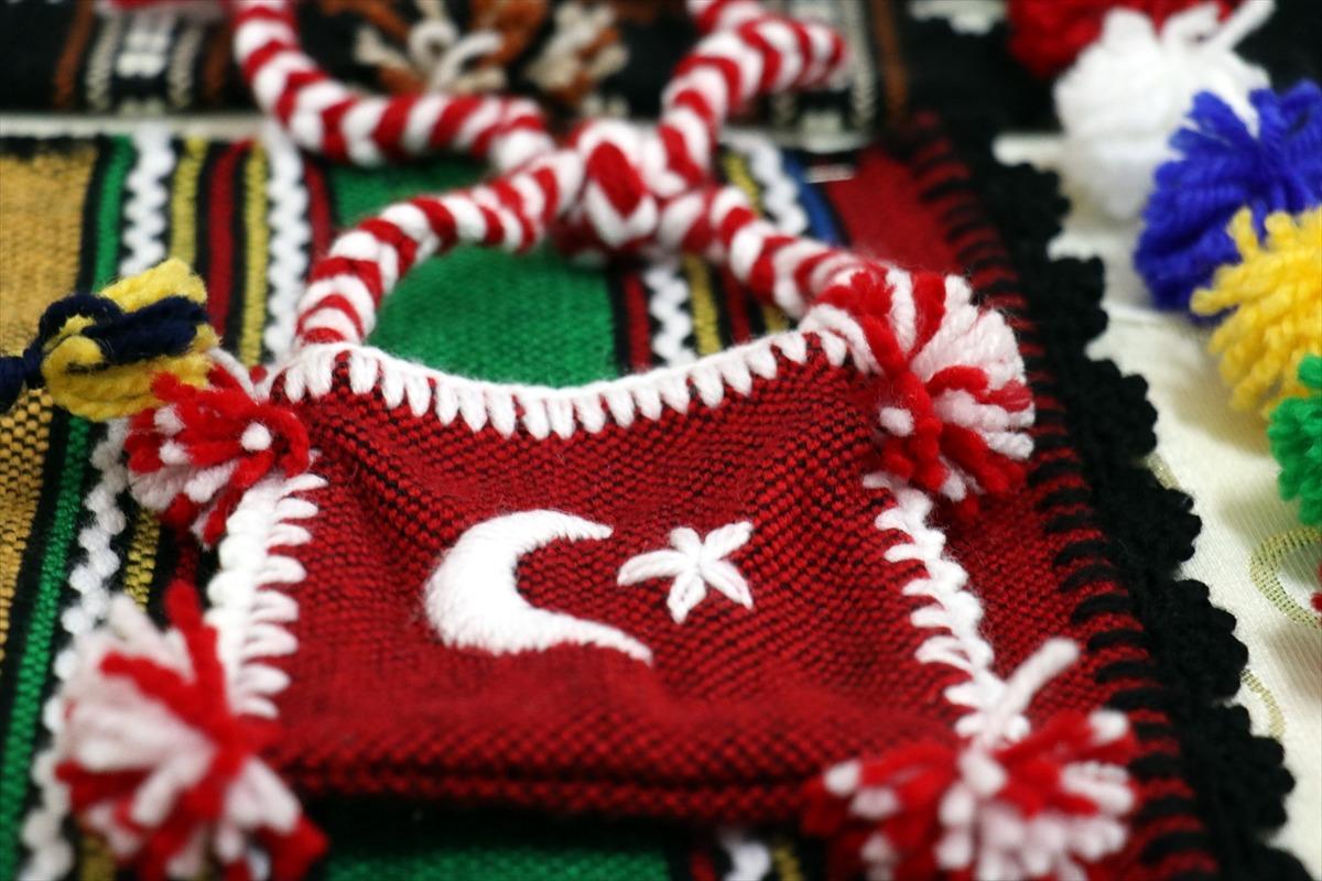 K&ouml;yl&uuml; kadınlar ile yabancı &ouml;ğrenciler Roman havası oynayarak "yerli malı"na dikkati &ccedil;ekti