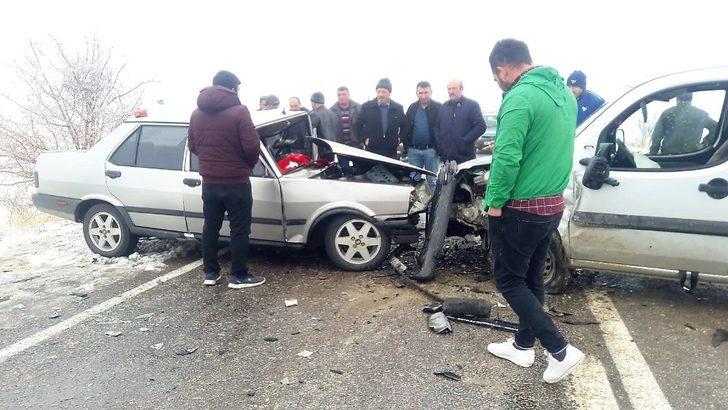 Otomobiller kafa kafaya çarpıştı: 2 yaralı G3