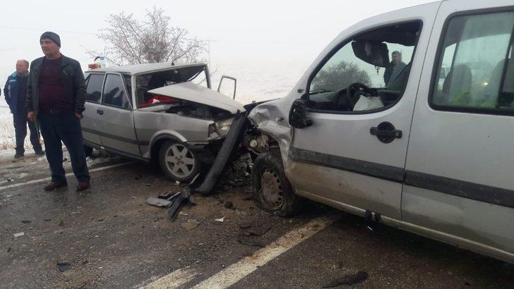 Otomobiller kafa kafaya çarpıştı: 2 yaralı G4