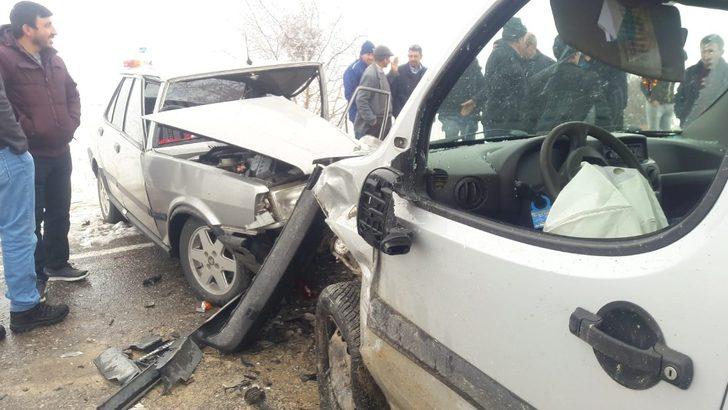 Otomobiller kafa kafaya çarpıştı: 2 yaralı G5