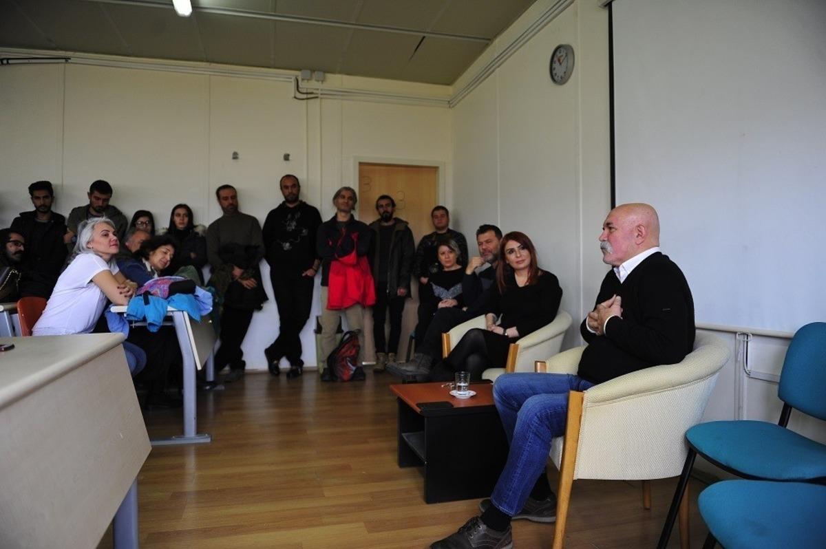Sanat&ccedil;ı Ercan Kesal &uuml;niversite &ouml;ğrencileriyle bir araya geldi