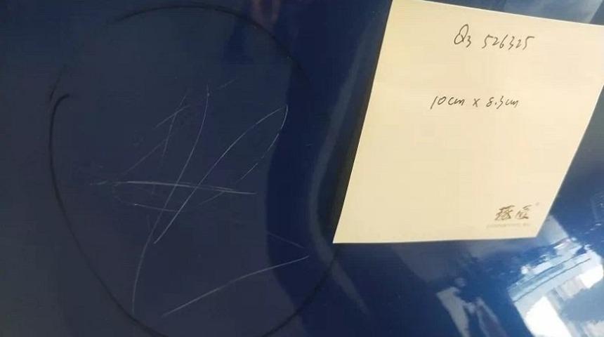 Elinde taşla galeriye dalıp 10 lüks aracı çizdi!