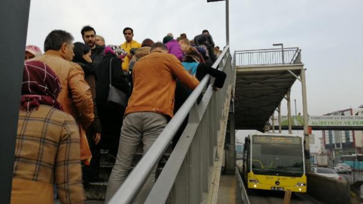 K&uuml;&ccedil;&uuml;k&ccedil;ekmece'de engelli vatandaşların 'asans&ouml;r' &ccedil;ilesi devam ediyor