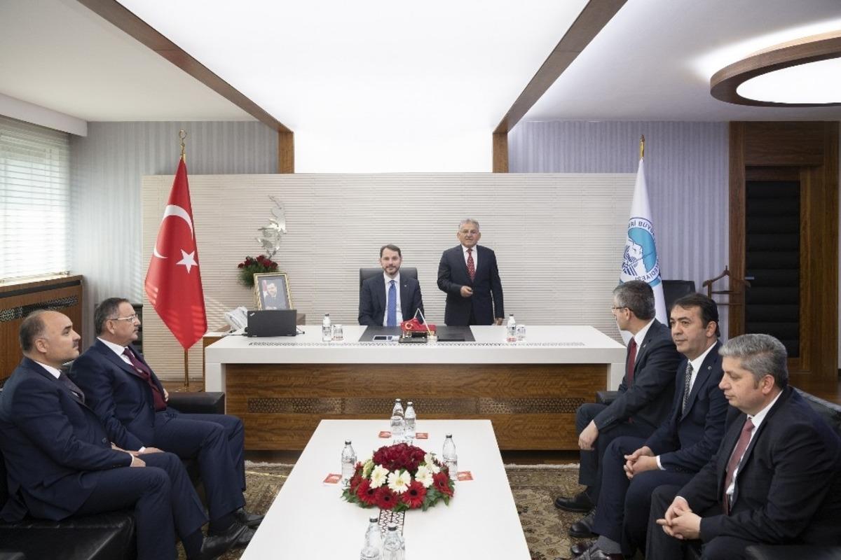 Bakan Albayrak B&uuml;y&uuml;kşehir&rsquo;de