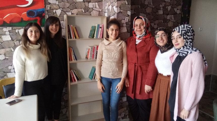 Karaman’da üniversite öğrencileri kitap okuma etkinliği düzenledi