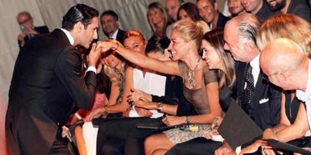 Burcu'ya g&uuml;l yapraklı jest