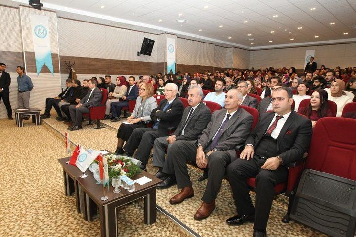 Emekli Büyükelçi Özülker, tecrübelerini öğrencilere aktardı G1