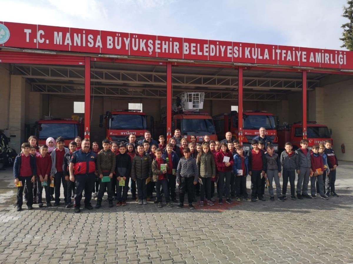 İtfaiye personeli, &ouml;ğrenciler ile birlikte kitap okudu