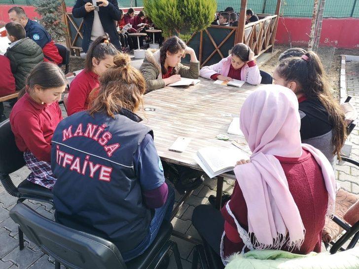 İtfaiye personeli, öğrenciler ile birlikte kitap okudu G2