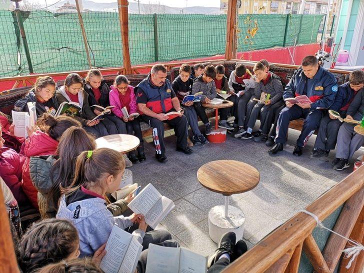 İtfaiye personeli, öğrenciler ile birlikte kitap okudu G3