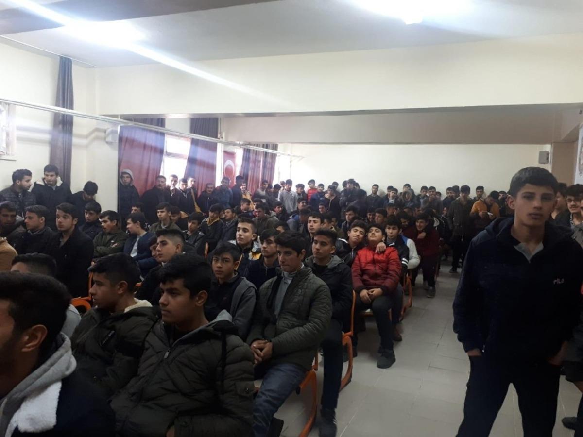 4 yıl &ouml;nce mezun olduğu okulda avukat olarak s&ouml;yleşiye katıldı