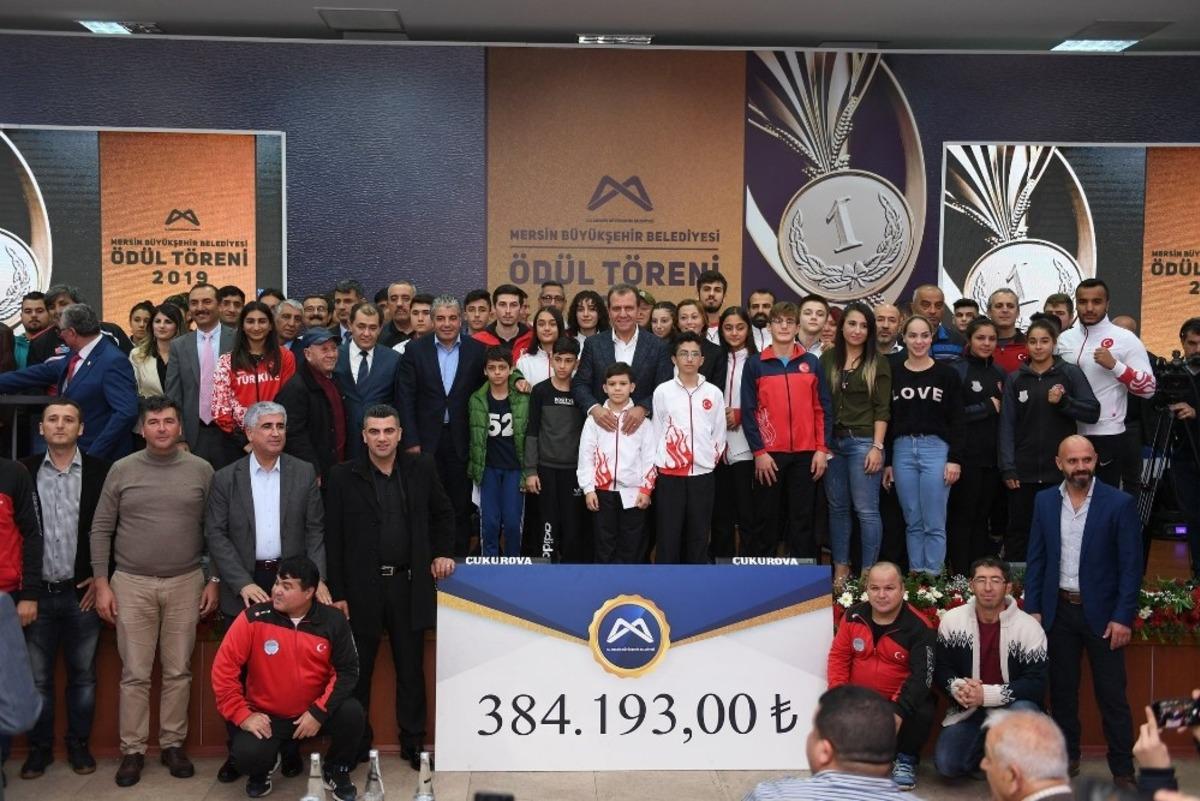 Başkan Se&ccedil;er, başarılı sporcuları &ouml;d&uuml;llendirdi