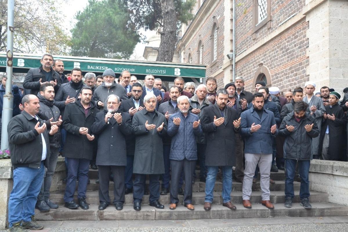 Eller Doğu T&uuml;rkistan i&ccedil;in a&ccedil;ıldı