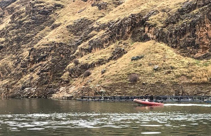 Fırat Nehri'ne devrilen kamyonetin sürücüsünü arama çalışmaları sürüyor G1