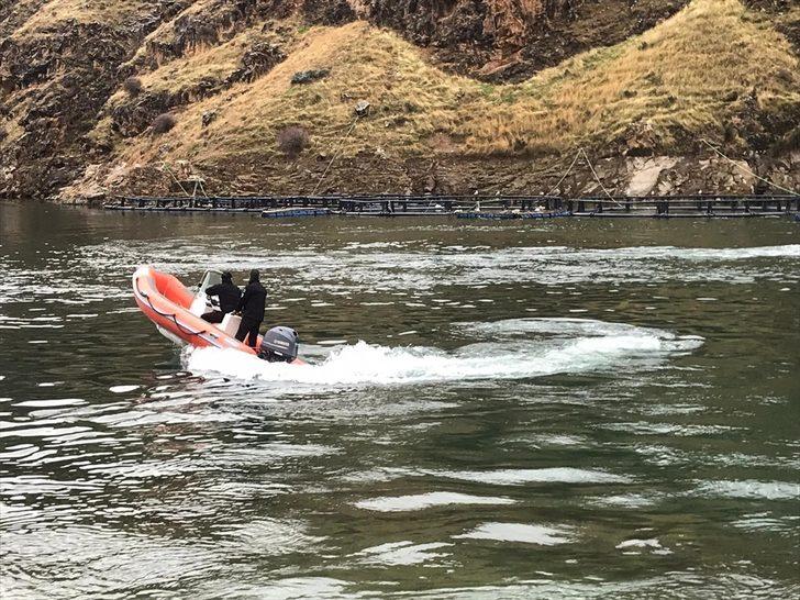 Fırat Nehri'ne devrilen kamyonetin sürücüsünü arama çalışmaları sürüyor G2