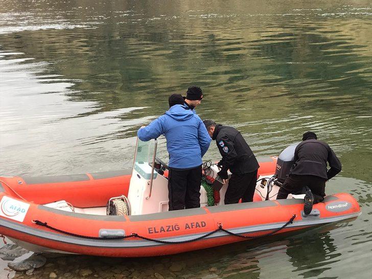 Fırat Nehri'ne devrilen kamyonetin sürücüsünü arama çalışmaları sürüyor G4