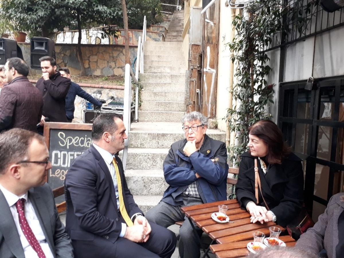 İlk tabela Oğuz Atay&rsquo;ın evine asıldı