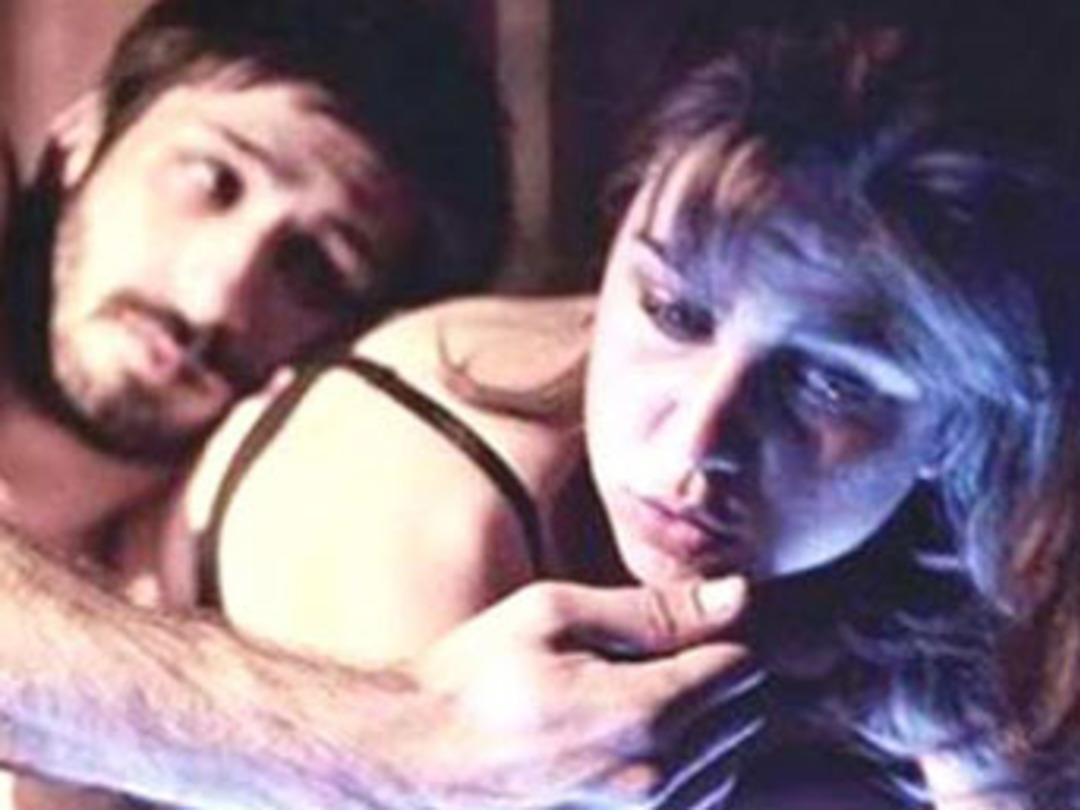 Sa&ccedil;ından tutup s&uuml;r&uuml;kledi