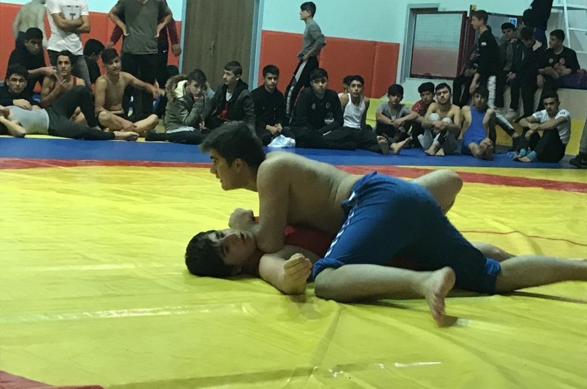 Adilcevazlı &ouml;ğrenciler g&uuml;reş m&uuml;sabakalarında il birincisi oldu