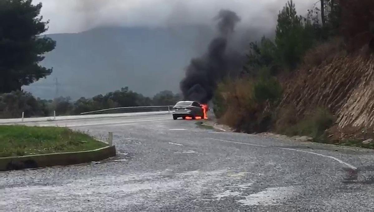 Aracı alev alan gazeteci &ouml;l&uuml;mden d&ouml;nd&uuml;